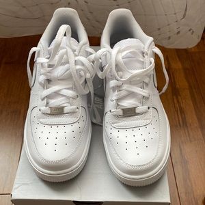 Boys 6.5, Womens 8 Nike Air Force 1